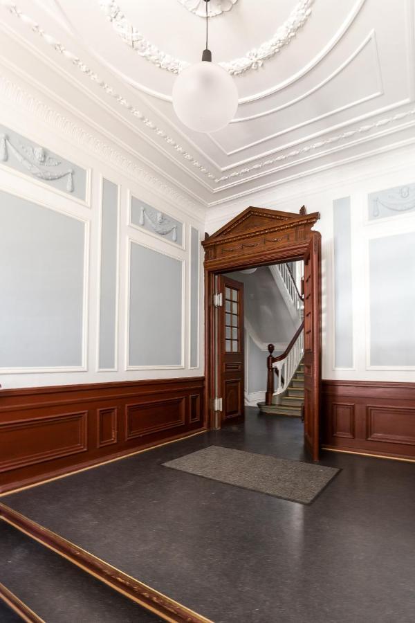 Lovely 3Br Manor Apartment 5 Min From Tivoli Gardens Köpenhamn Exteriör bild