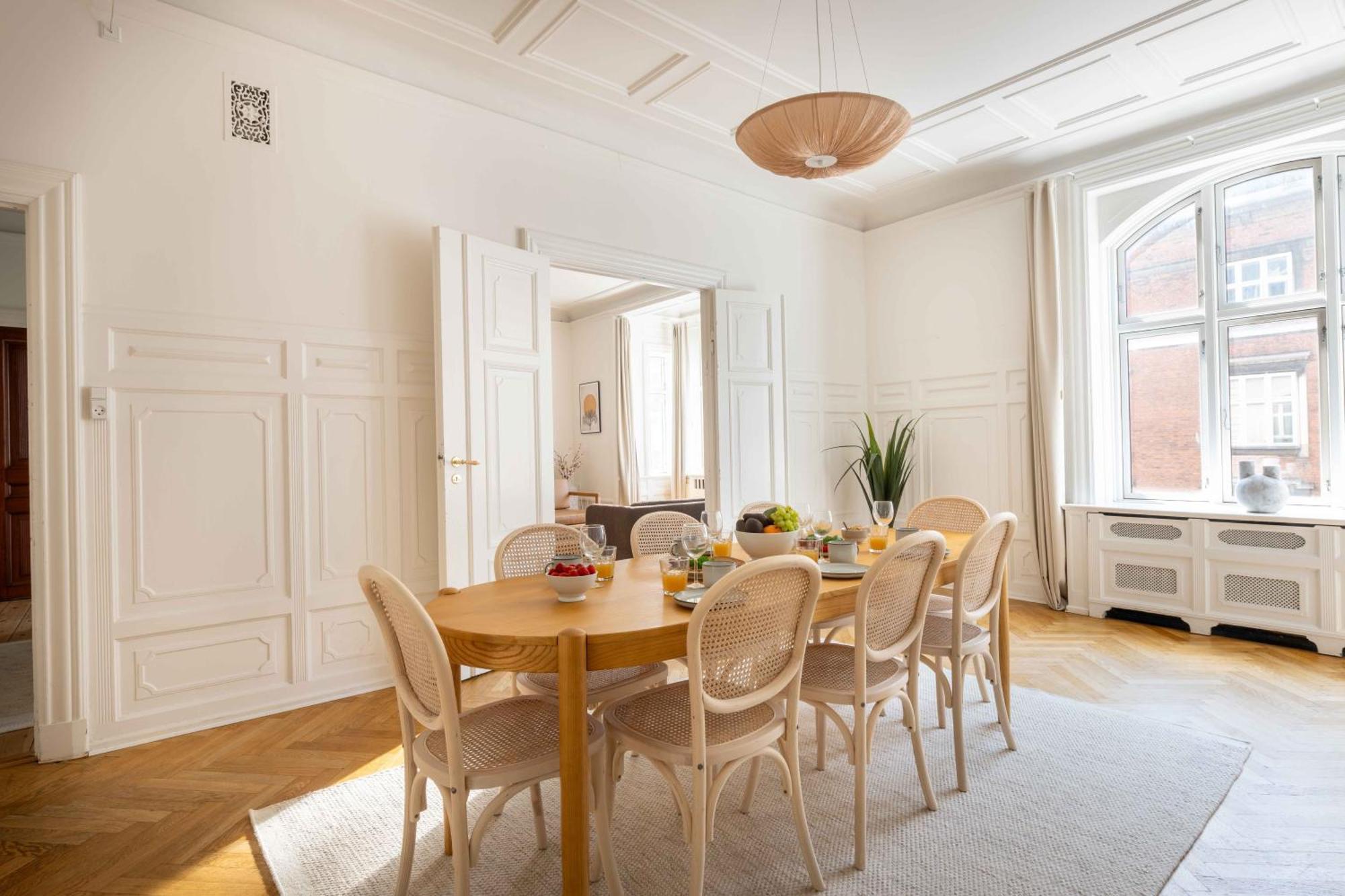 Lovely 3Br Manor Apartment 5 Min From Tivoli Gardens Köpenhamn Exteriör bild