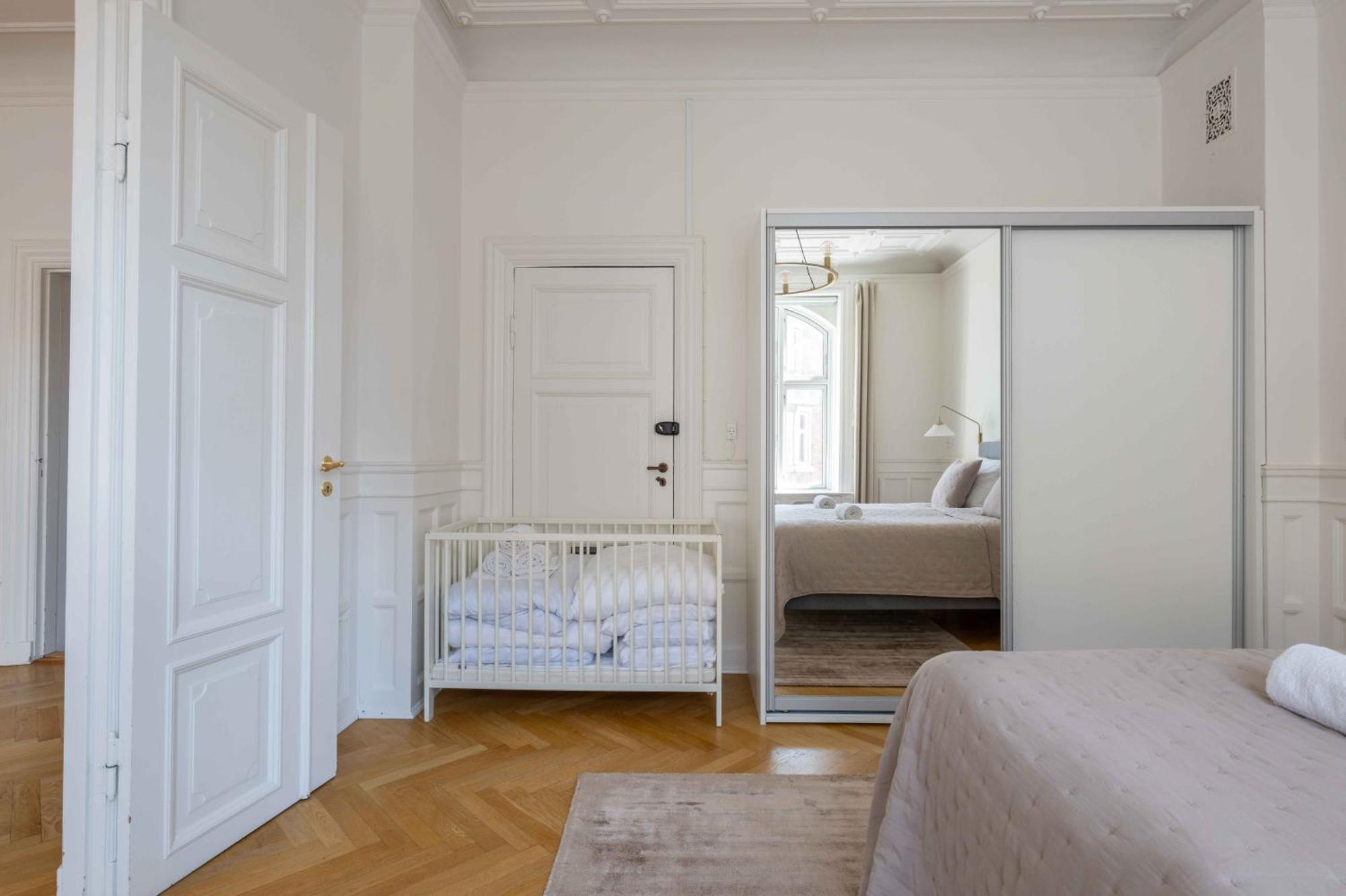 Lovely 3Br Manor Apartment 5 Min From Tivoli Gardens Köpenhamn Exteriör bild